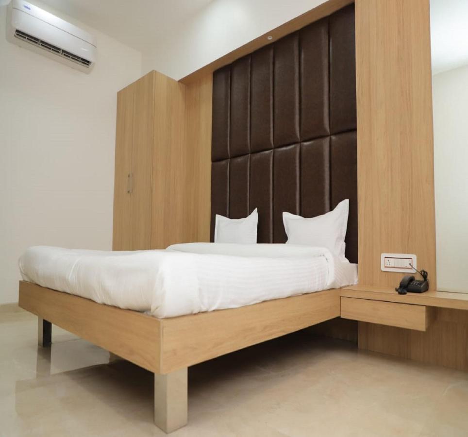 Hotel Dwarka Palace Ahmednagar Exterior photo