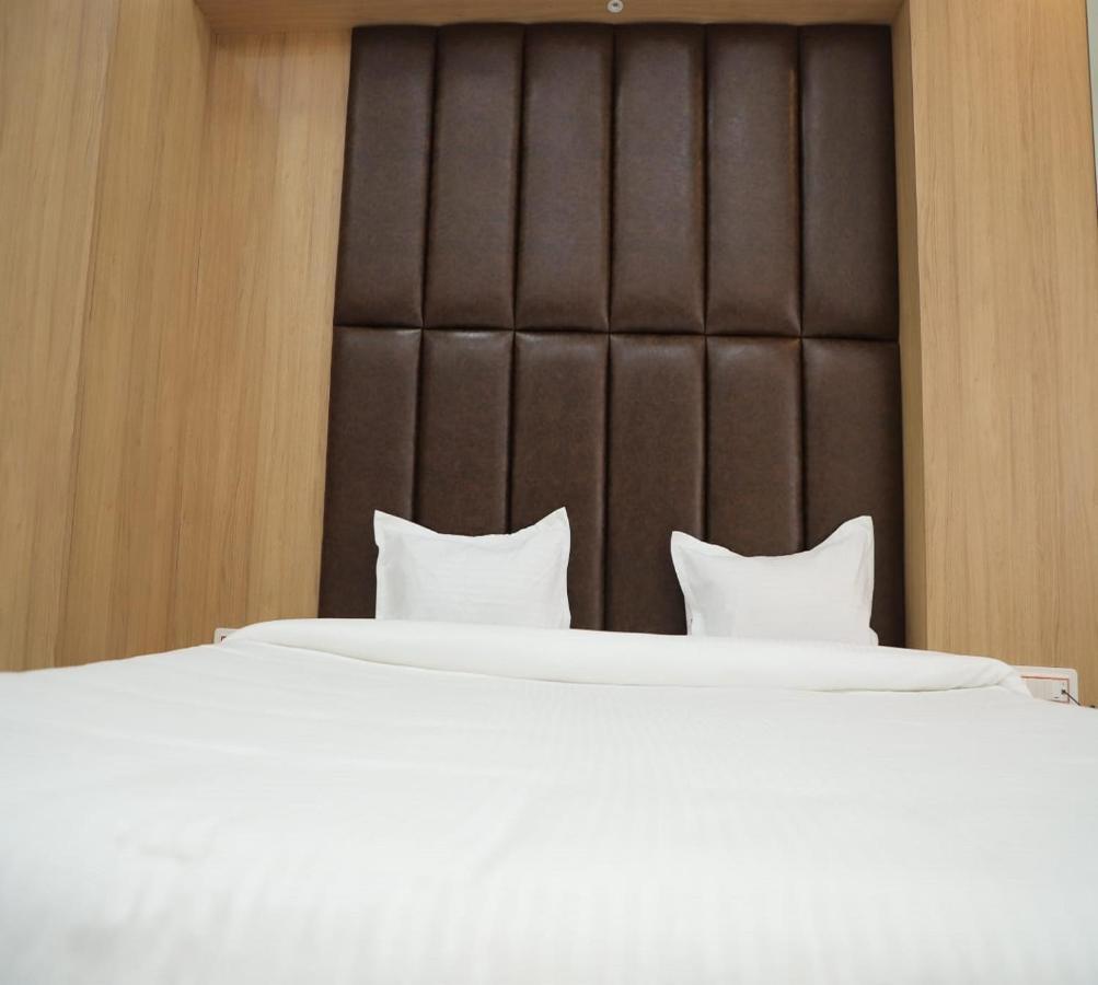 Hotel Dwarka Palace Ahmednagar Exterior photo