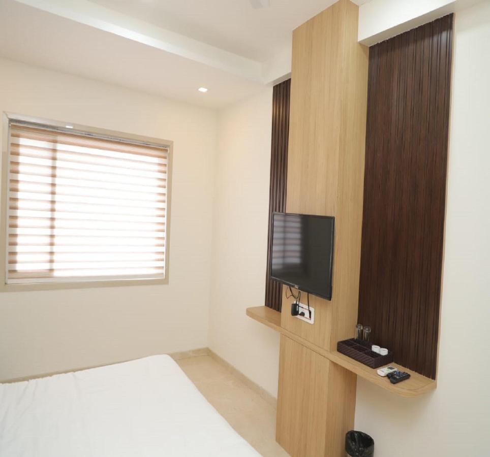 Hotel Dwarka Palace Ahmednagar Exterior photo
