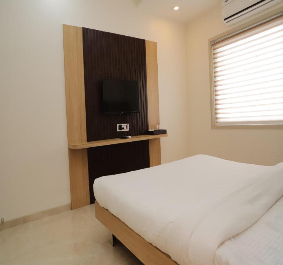Hotel Dwarka Palace Ahmednagar Exterior photo
